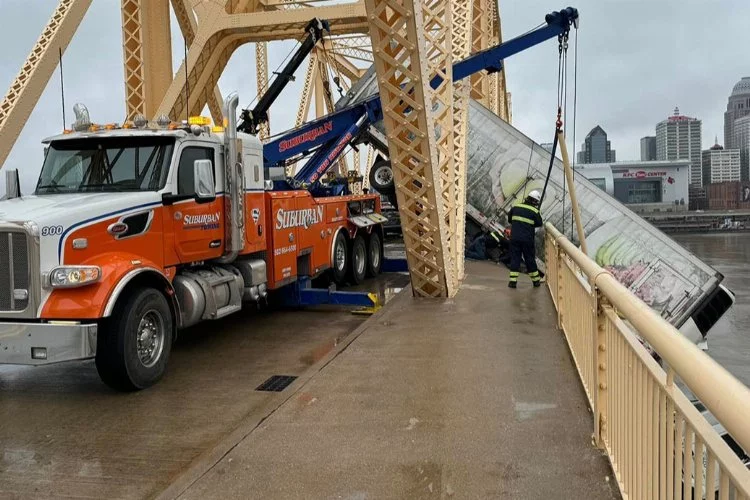 ABD'de korku dolu anlar: Köprü bariyerlerine çarpan kamyon havada asılı kaldı
