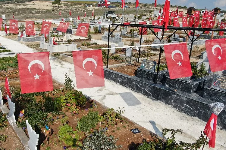 Adana'da deprem mezarlığı bayraklarla donatıldı