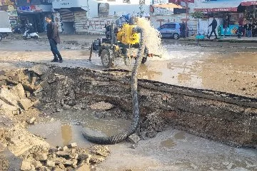 Adana’da su borusu patlaması: Yollar nehre döndü