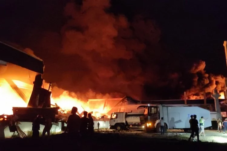 Adana'da yangın: Motosiklet fabrikasını alevler sardı