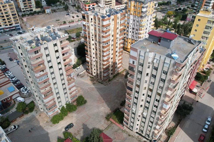 Adana'da yıkılacak binalar tehlike saçıyor