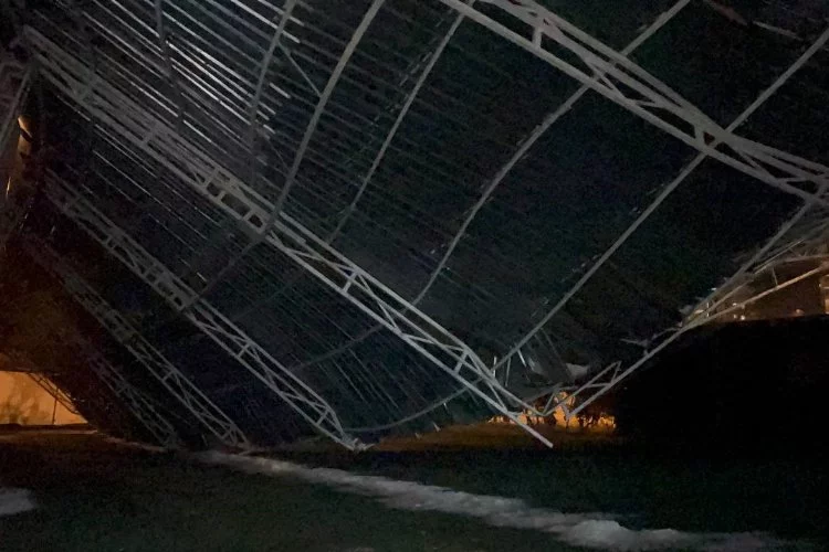 Adana'yı şiddetli yağış vurdu: Halı sahanın çatısı çöktü