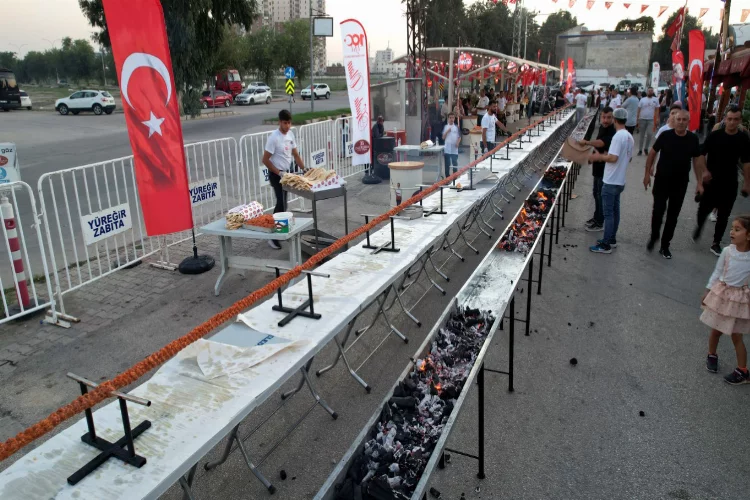 Adana, Cumhuriyet’in 100. yılını 100 metrelik kebapla kutladı