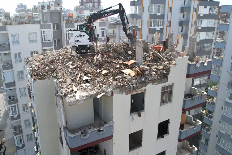 Adana'da ağır hasarlı binaların yıkımı devam ediyor