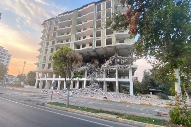 Adıyaman'da kolonları parçalanan bina güçlükle yıkıldı