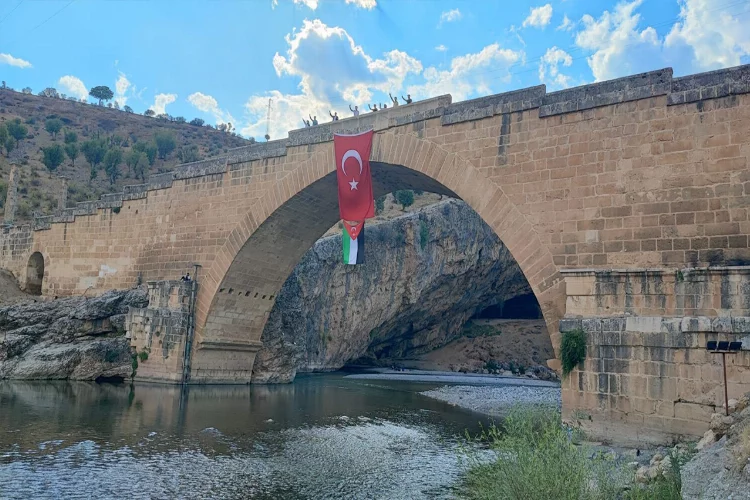 Tarihi Cendere Köprüsü’ne Filistin bayrağı asıldı