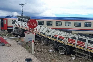 Afyonkarahisar’da faciadan dönüldü: Yolcu treni tır ile çarpıştı