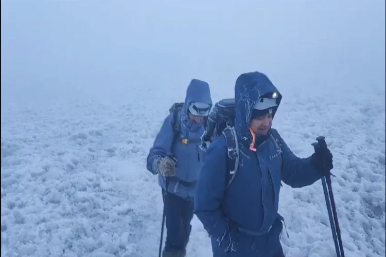 Ağrı Dağı sis ve fırtınaya rağmen dağcıları ağırladı