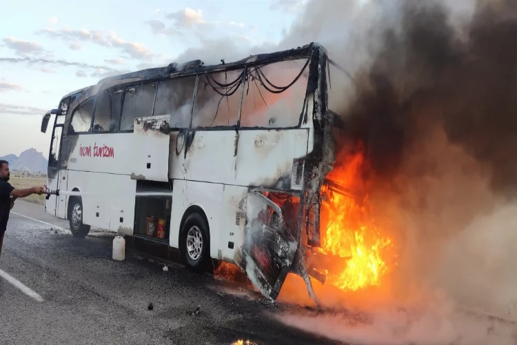 Ağrı'da yolcu otobüsü alev aldı