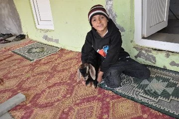 Ailesinin değil köyünün tek çocuğu: İsmail’in tek oyun arkadaşı keçi yavrusu pamuk
