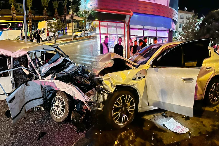Manisa’da kaza! İki otomobil çarpıştı