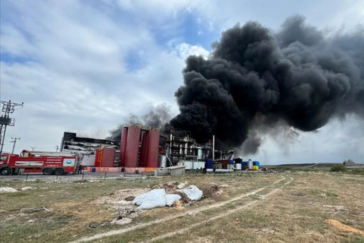Aksaray'da korkutan yangın: Atık yağ geri dönüşüm fabrikası alevler arasında kaldı