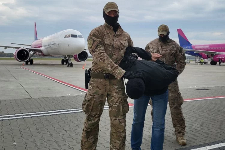 Almanya’da cinayet şüphelisi olarak aranıyordu! Türk vatandaşı Polonya’da uçakta yakalandı