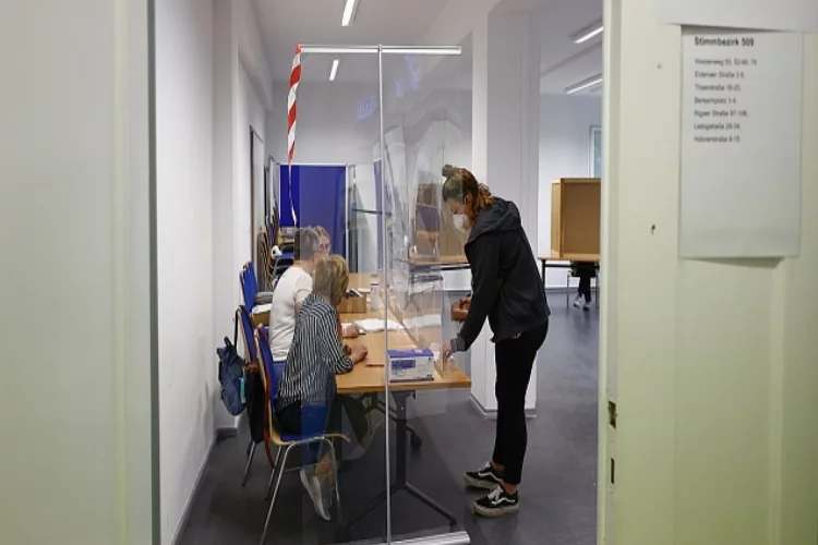 Almanya'da seçmenler sandık başında