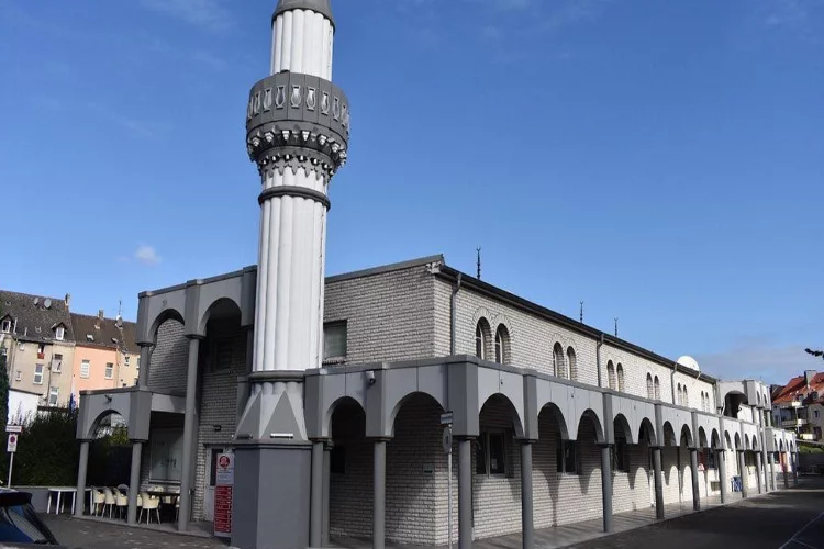 Almanya'daki camilere ırkçı saldırı