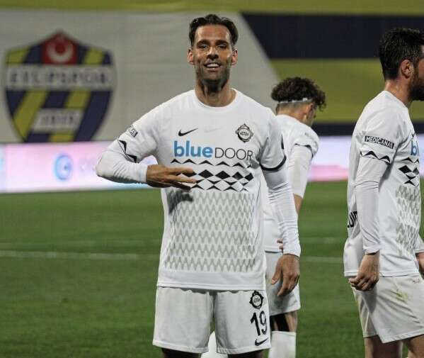 Altay’da yeni sezon için anlaşamayıp takımdan ayrılan Eric Björkander ile Mohammad Naderi’nin ardından siyah-beyazlı ekipte yabancı oyuncu olarak sadece Marco Paixao kaldı.