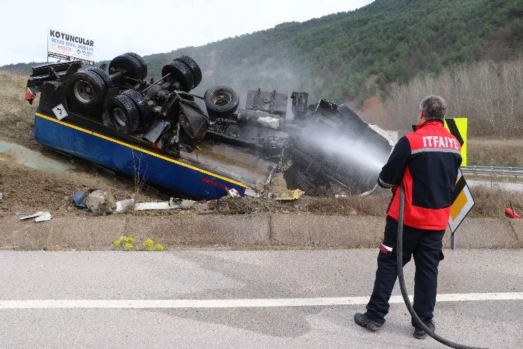 Amasya’da korkutan kaza: Akaryakıt tankeri devrildi