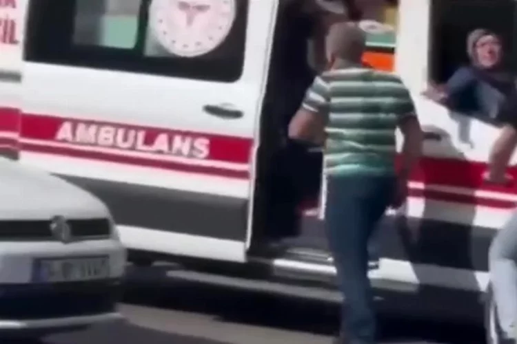 İstanbul’da ambulansa yol vermeyen sürücü olay çıkardı