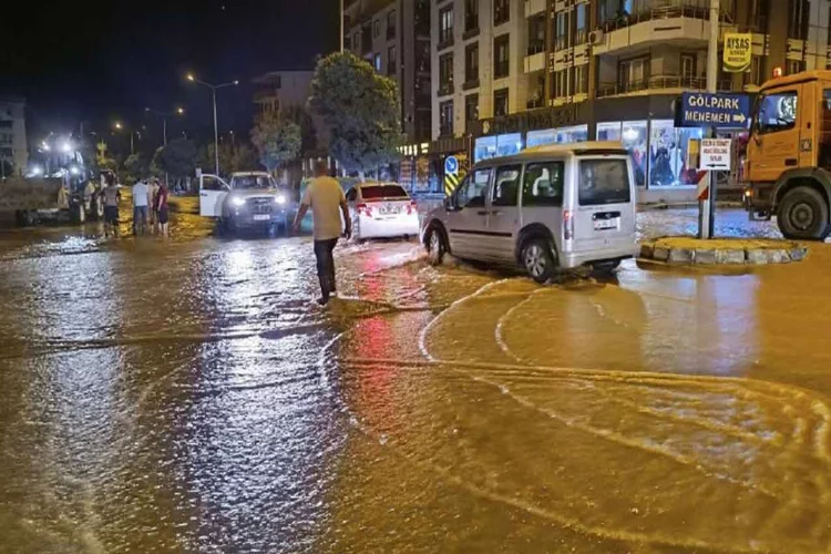 İzmir'de ana boru patladı: İki mahalleyi su bastı!