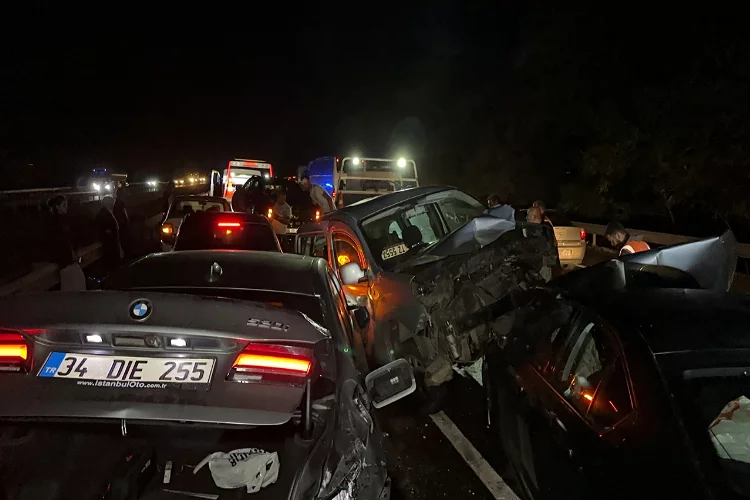 Anadolu Otoyolu'nda feci kaza: 11 araç birbirine girdi