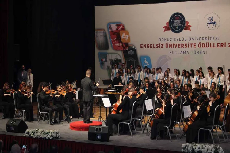 Dokuz Eylül Üniversitesi başarısını törenle kutladı