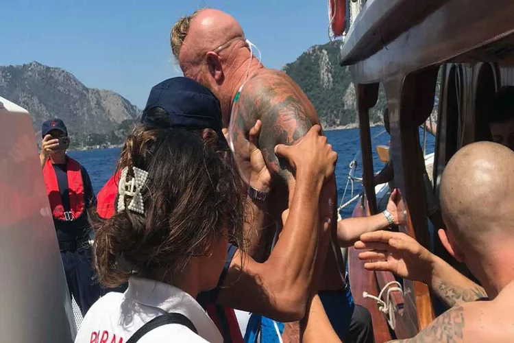 Tekne gezisinde yaralanan turiste tıbbi müdahale