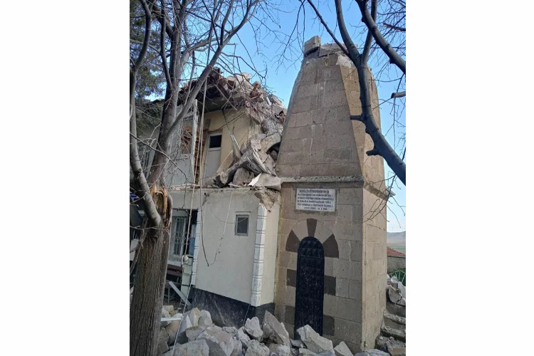  Kırşehir'de cami minaresi şiddetli rüzgarda yıkıldı