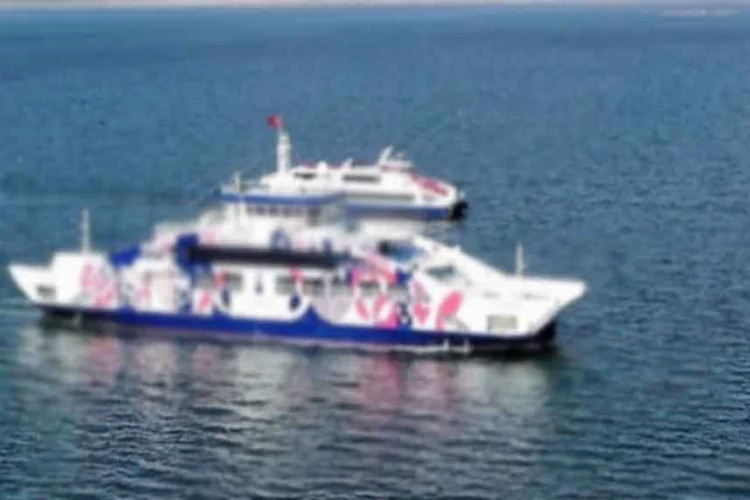 İzmir'de feribot deniz ortasında kaldı!