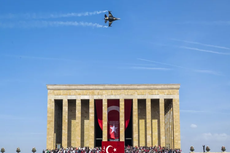 SOLOTÜRK'ten Cumhuriyet'in 100. yıl dönümüne özel uçuş gösterisi