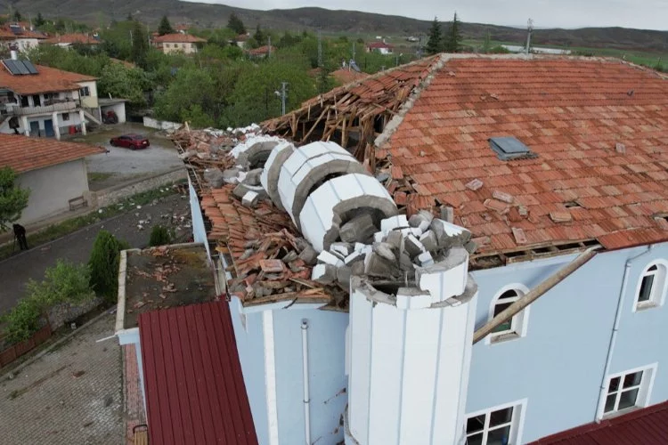 Ankara'da şiddetli rüzgar camilerde minare bırakmadı