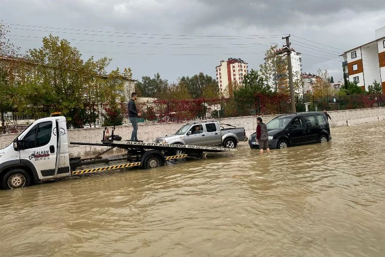 Antalya'da araçlar yolda kaldı, evleri su bastı
