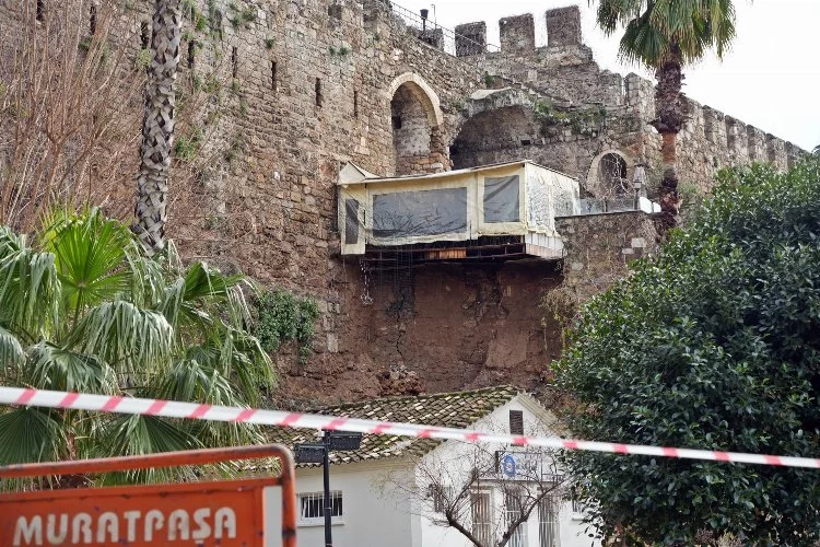 Antalya’da aşırı yağıştan dolayı sur taşları yuvarlandı