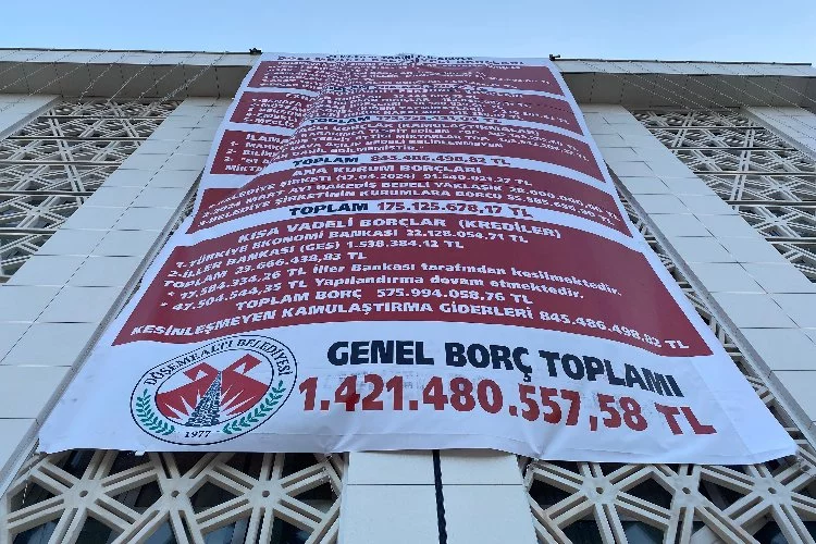 Antalya'da belediyenin binasına önceki yönetimin borçları asıldı