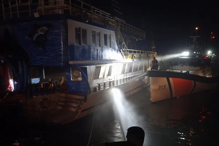 Antalya’da bir tur teknesinde korkutan yangın