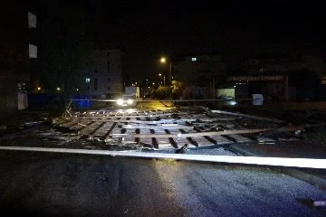 Antalya’da hortum paniği: İş yerinin çatısı uçtu, yol kapandı