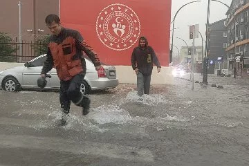 Antalya'da sağanak yağış: Yollar göle döndü