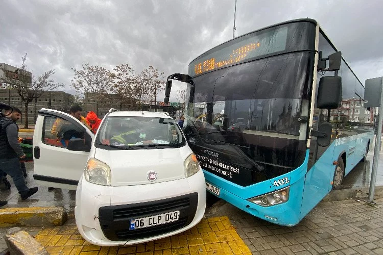 Antalya’da trafik kazası: Halk otobüsü ticari araçla çarpıştı