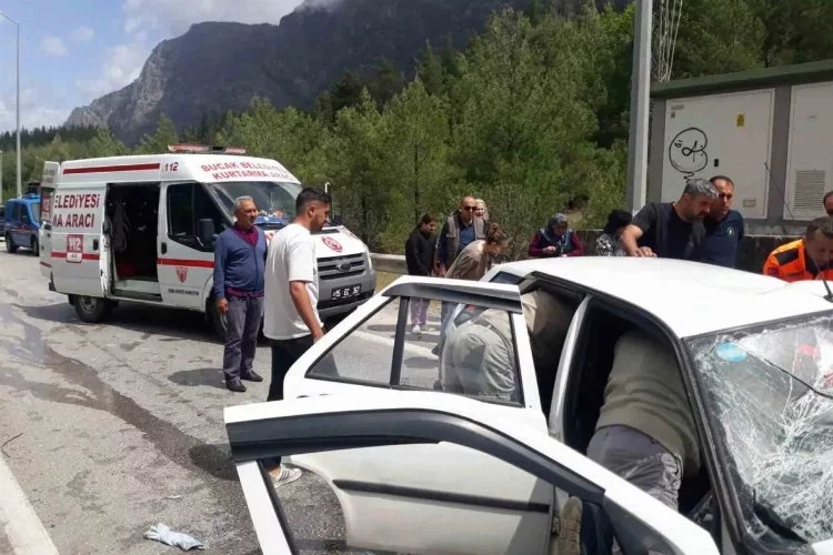 Antalya- Isparta karayolunda 2 otomobil birbirine girdi: Kazada ölü ve çok sayıda yaralı var