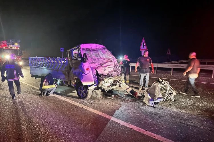 Antalya kamyona arkadan çarpan kamyonet sürücüsü yaralandı