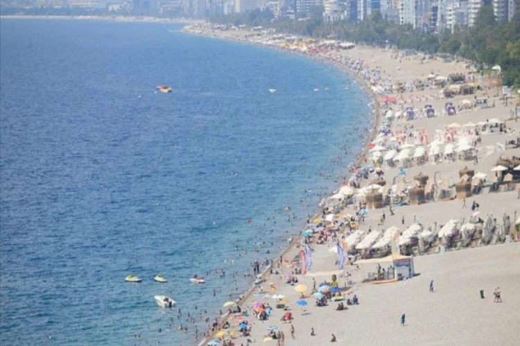 Antalya'da sıcaktan bunalanlar sahilleri doldurdu