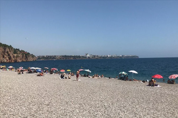 Antalya'da serinlemek isteyenler sahillere koştu