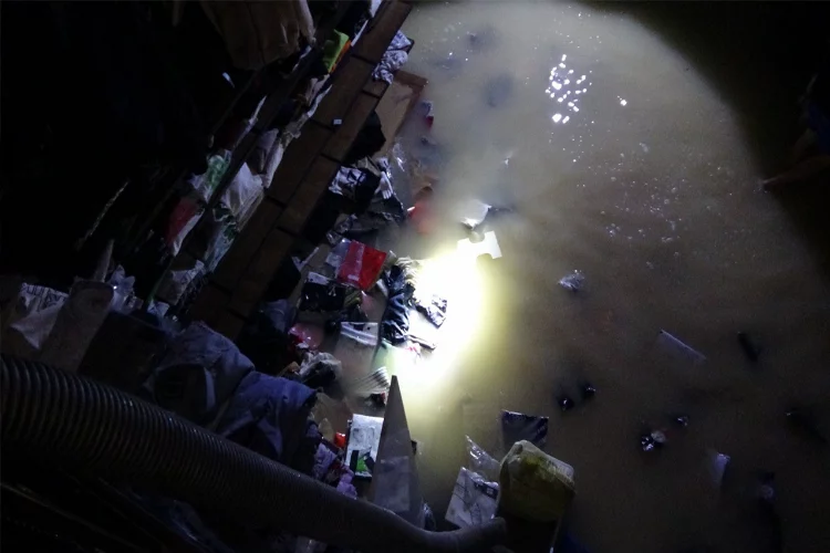 Antalya’da su borusu patladı: Tekstil mağazası yerle bir oldu