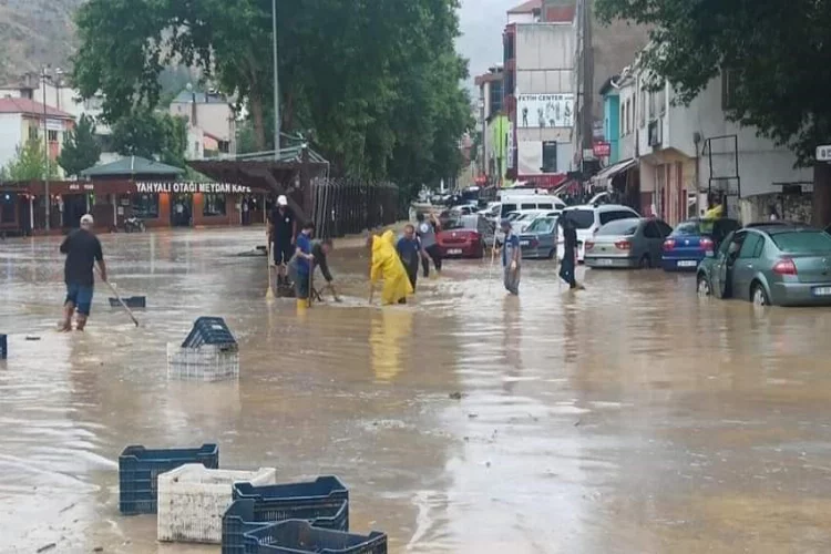 Kayseri’deki sel: Araçlar çamura gömüldü