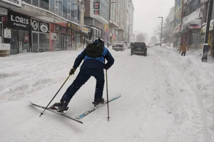 Ardahan'da yoğun kar yağışı: Yollar kapanırken, kent merkezinde kayak keyfi
