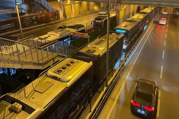 İstanbul'da metrobüs arızalandı!