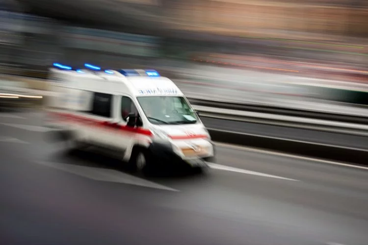 Arnavutköy’de kontrolden çıkan otomobil tıra çarptı: 2 yaralı