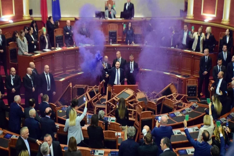 Parlamentoda sis bombası atıldı!