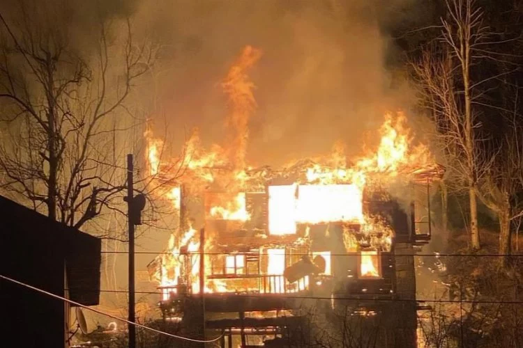 Artvin'de yangın: Ahşap ev alevlere teslim oldu