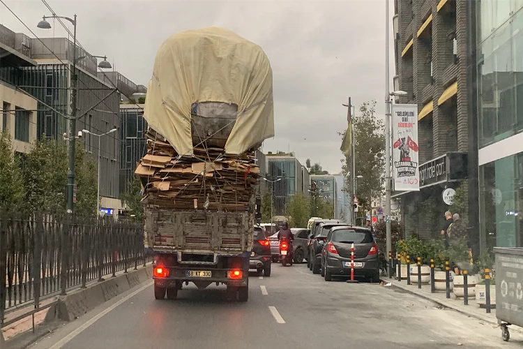 İstanbul’da aşırı yüklü kamyon tehlike saçtı