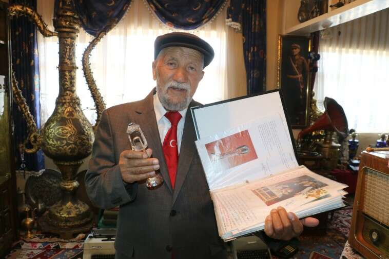 Sivas’ta yaşayan 83 yaşındaki Mustafa Yıldırım, vefat eden eşinin bir tutam saçını cam biblonun içerisinde yıllardır saklıyor